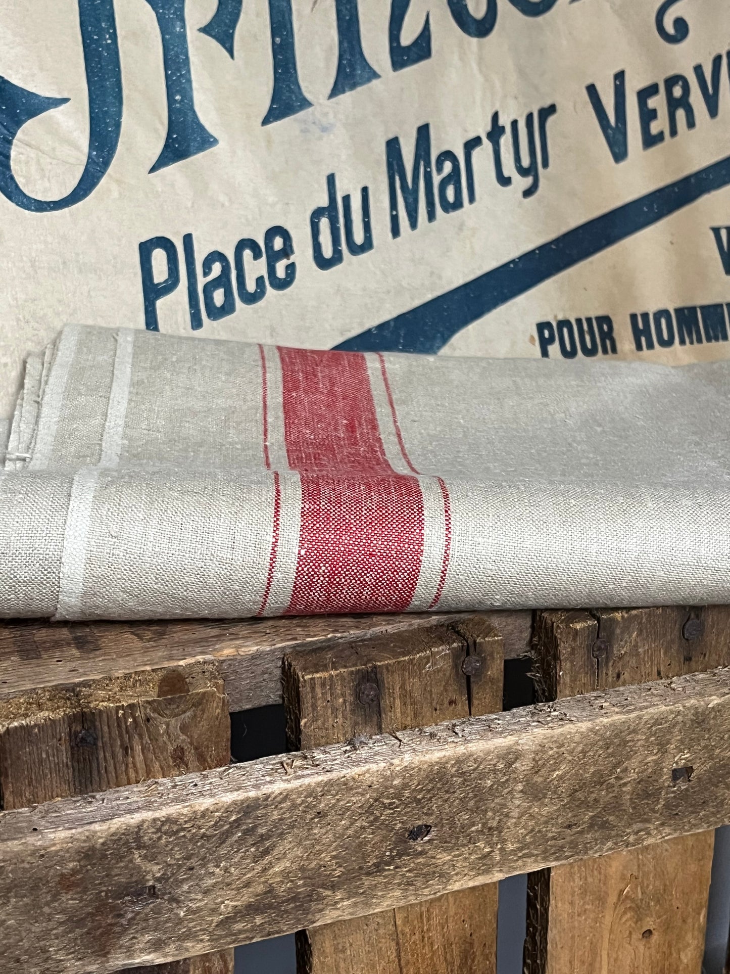 Breites Mangeltuch aus altem schwerem Leinen mit roten Streifen 2,55 x 0,9