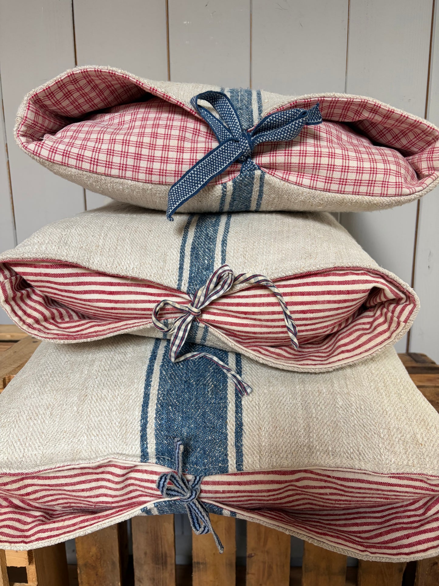 Kissenbezug blau gestreift Leinen mit rot/weißem Hotelverschluss 50 x 50