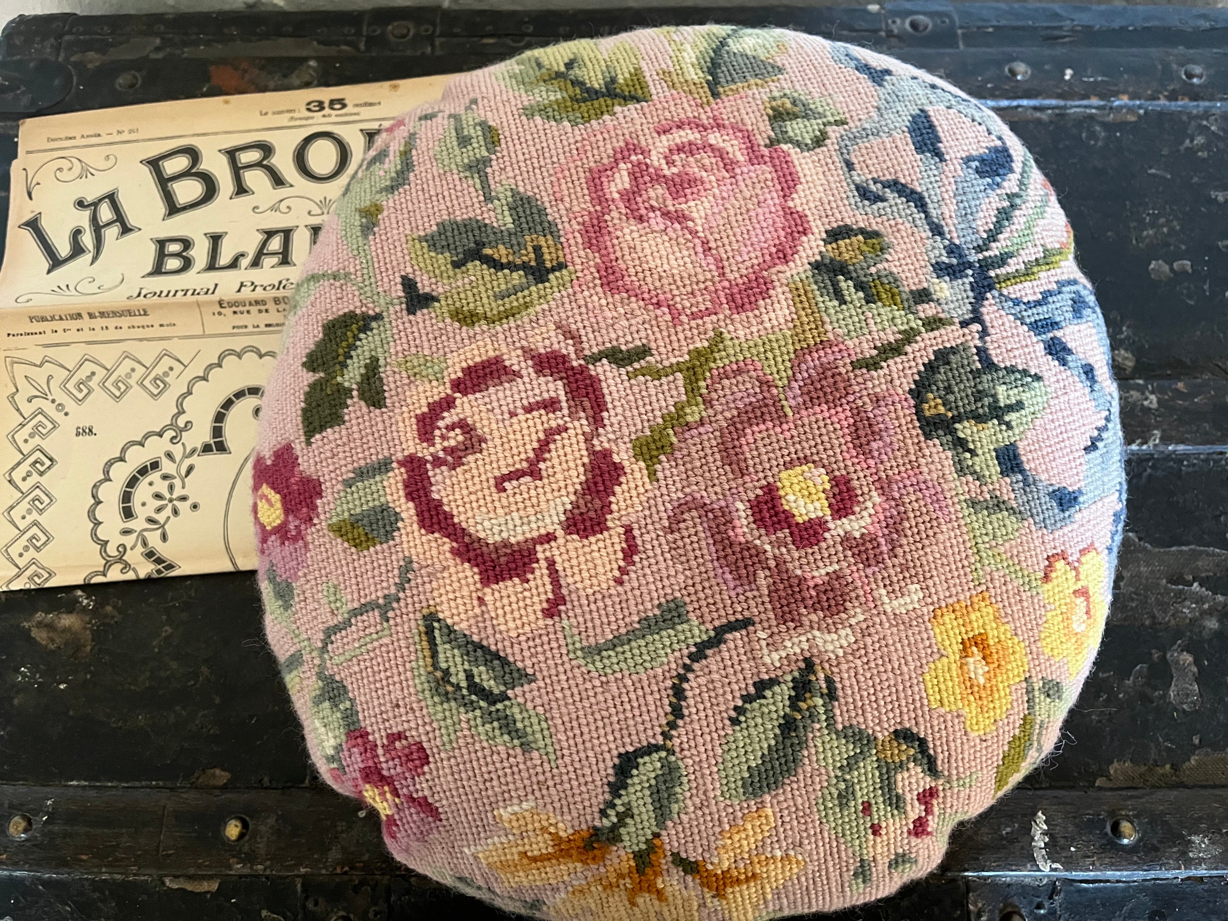 Runde Sache: Kissen aus alter Gobelinstickerei mit Blüten
