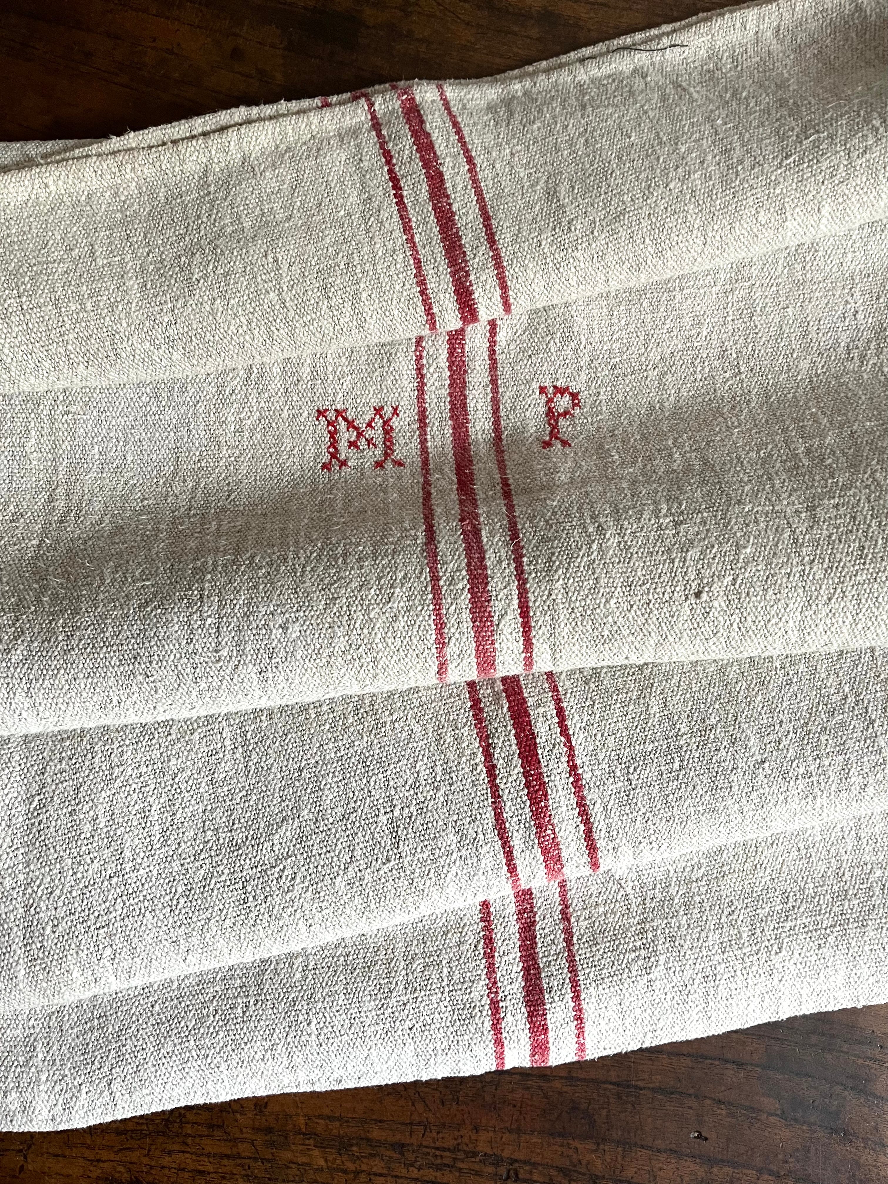 Schwerer Kornsack aus Hanf 118 x 53 roter Mittelstreifen Monogramm