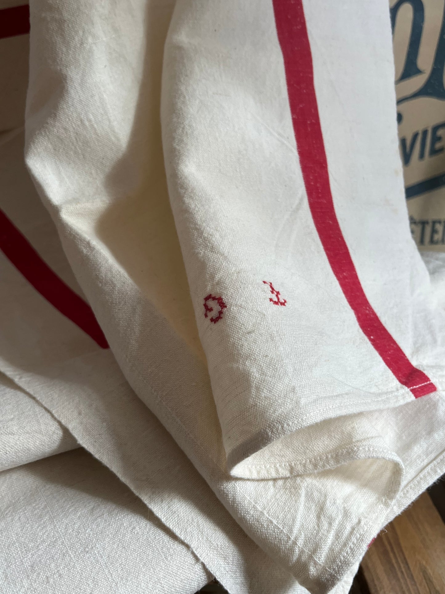 Set: 2 französische Leinentücher mit roten Streifen und Monogramm