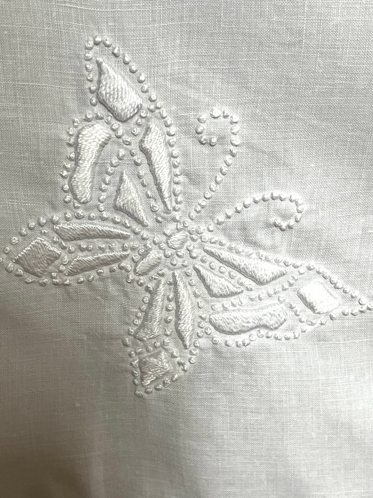 Feinste Leinendecke mit hervorragender Weißstickerei und Filetborte 126 x 120