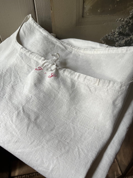 Altes, französisches Kleid mit Monogramm, sattes Leinen, L