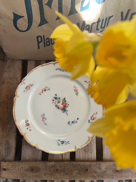 Vier sehr alte und schöne französische Teller mit Goldrand und Blumendekor