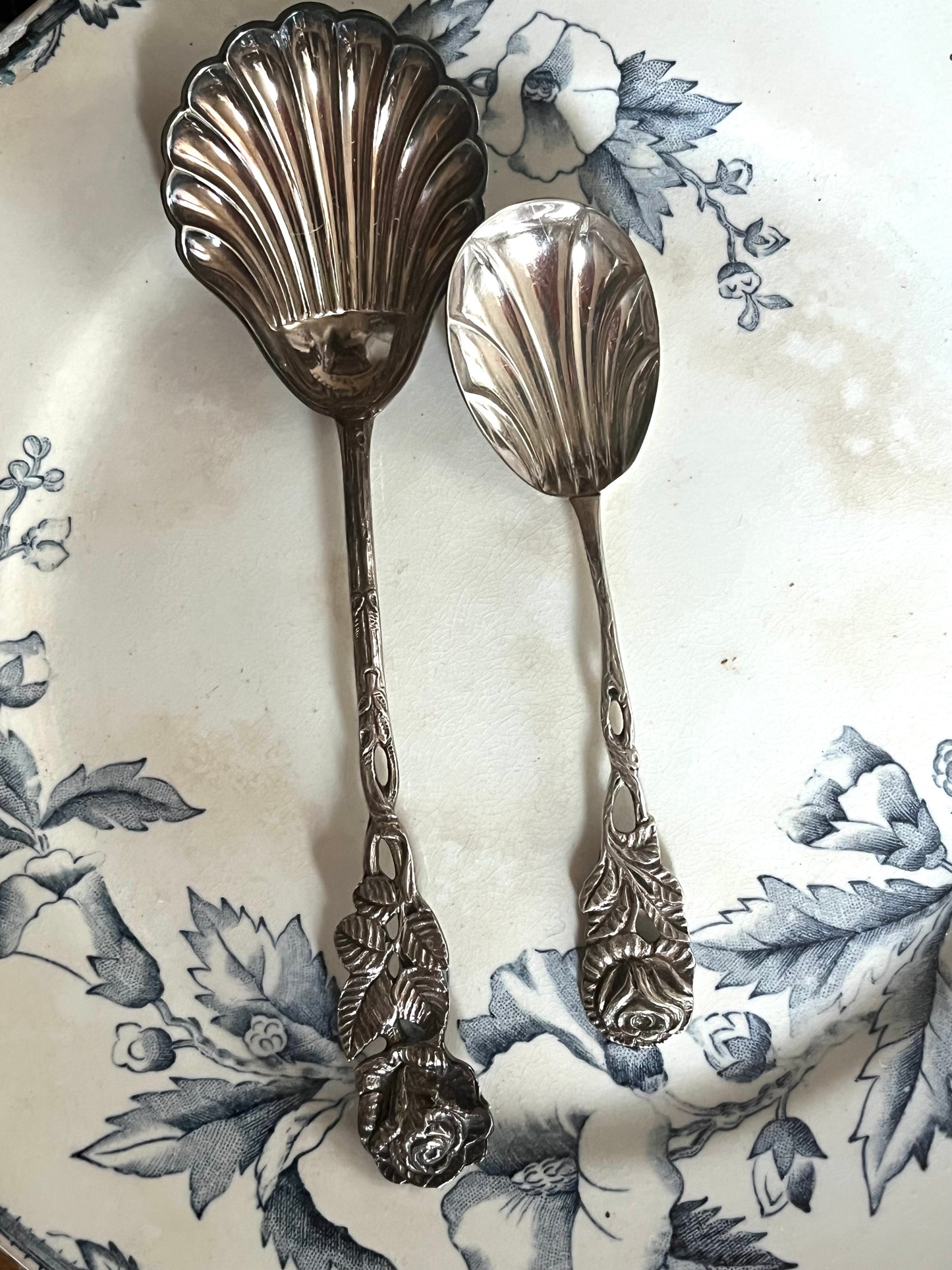 Zwei alte, romantische Zuckerlöffel versilbert groß und klein
