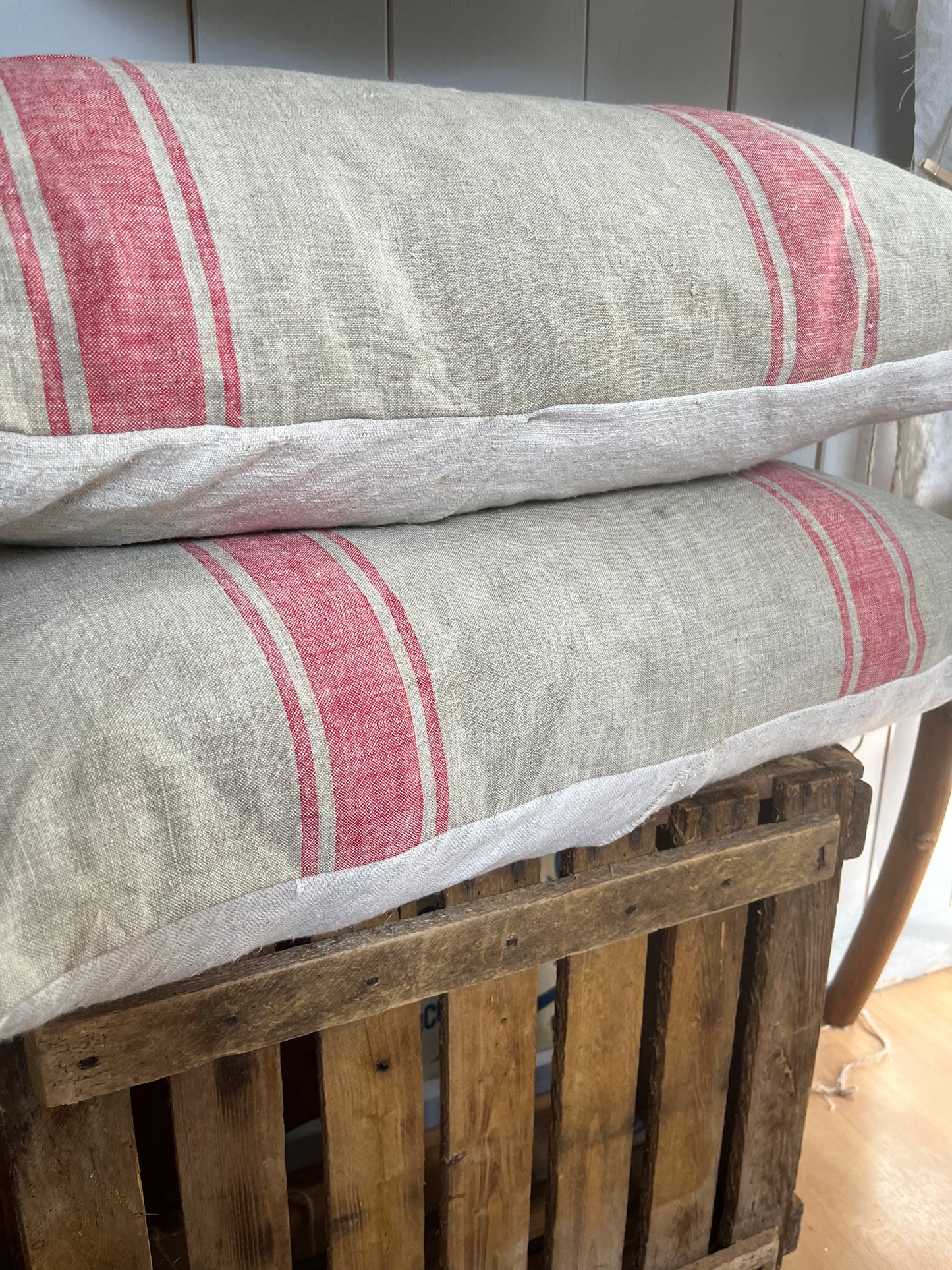 Großes Kissen aus einem alten Leinensack mit Original Aufschrift