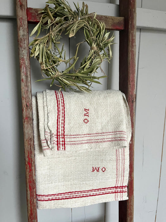 2 Riesen im Set: Große Tücher aus Bauernleinen mit Struktur, Monogramm und roten Streifen sehr alt