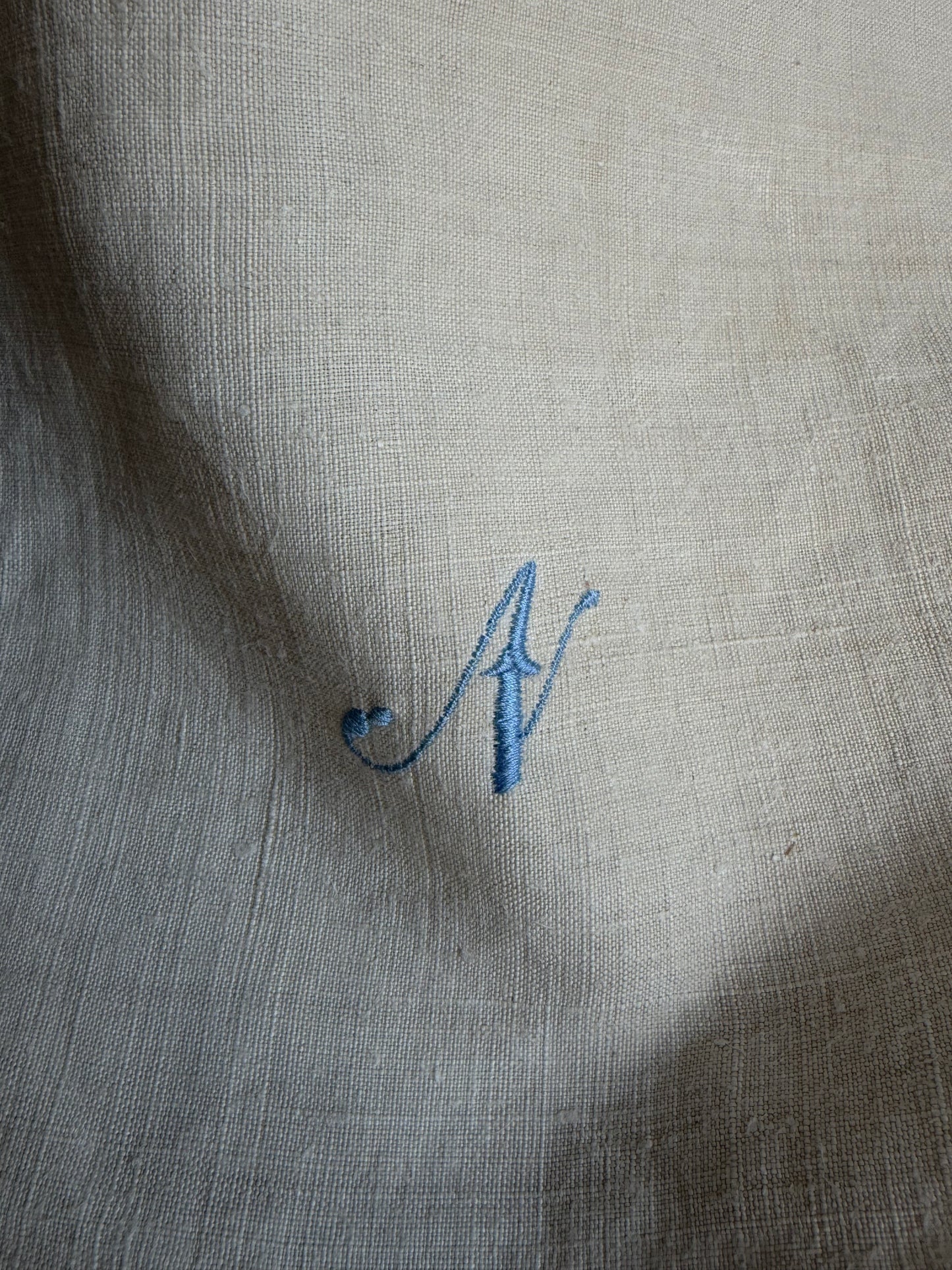 Großes Monogramm- Tuch aus schwerem, altem Leinen mit eingesticktem Initial