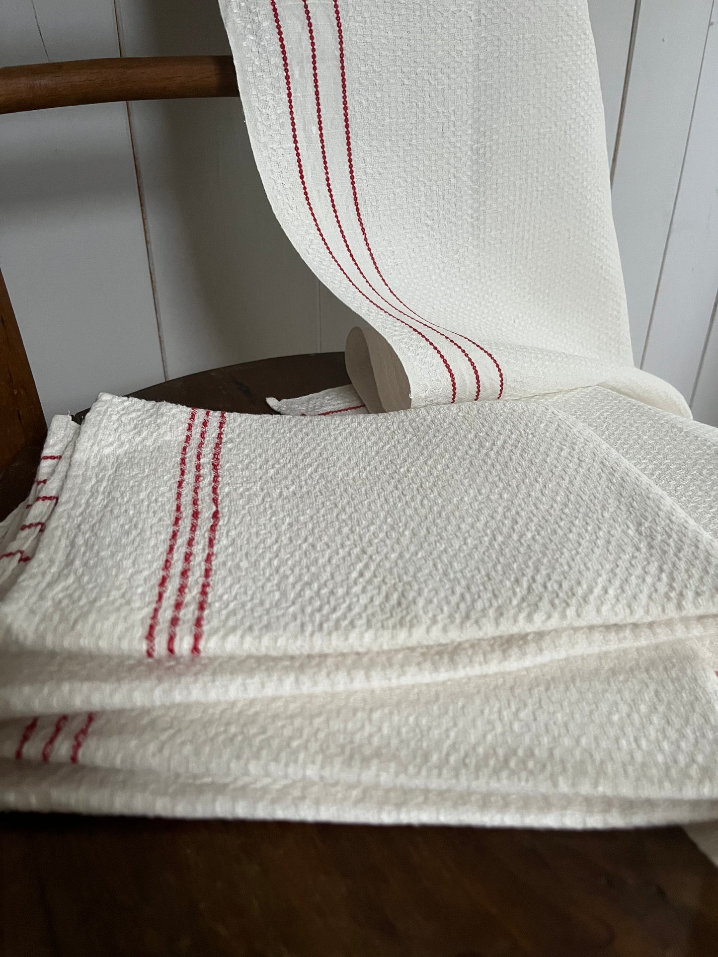 Großes Tuch aus Bauern Leinen mit Struktur 98 × 43 cm, Monogramm und rote Streifen