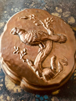 Laden Sie das Bild in den Galerie-Viewer, Seltene Kupferform mit Wildvogel in top Zustand
