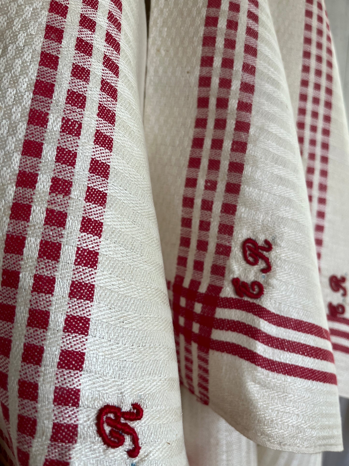 Großes schweres französisches Leinentuch Rot/Weiß mit Monogramm  neu