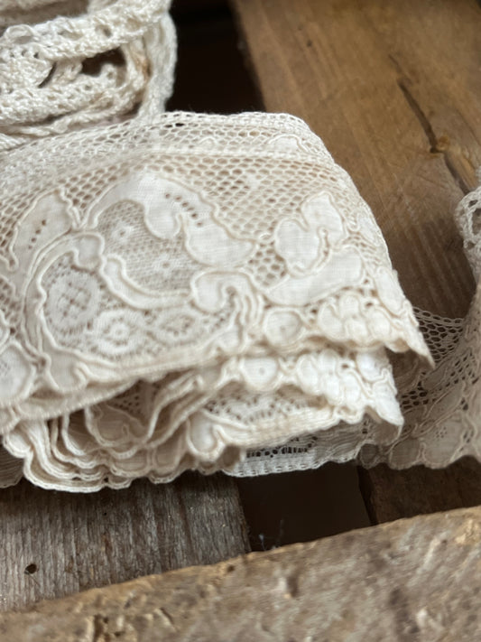 Sammlung alte Spitzenbänder handgefertigt aus Belgien