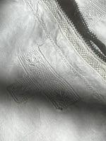 Charger l&#39;image dans la galerie, Trio aus Frankreich: feine, leichte Hemdchen mit zarter Stickarbeit
