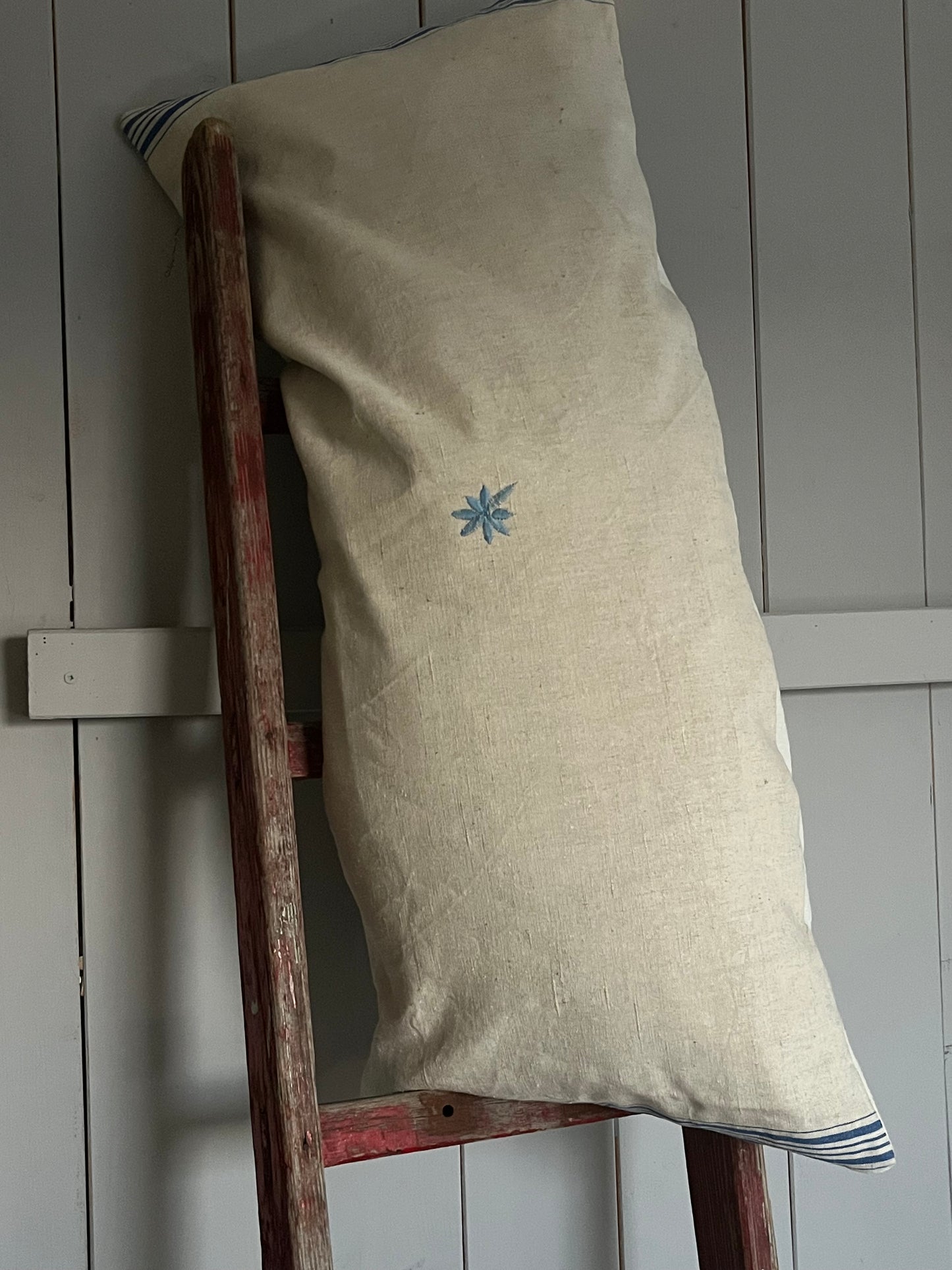 XL Kissen altes Leinen mit blauen Streifen und Blüte 80 x 40