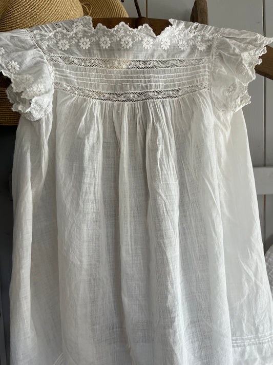 Für Mademoiselle: feines Kleid mit Blüten und Spitze