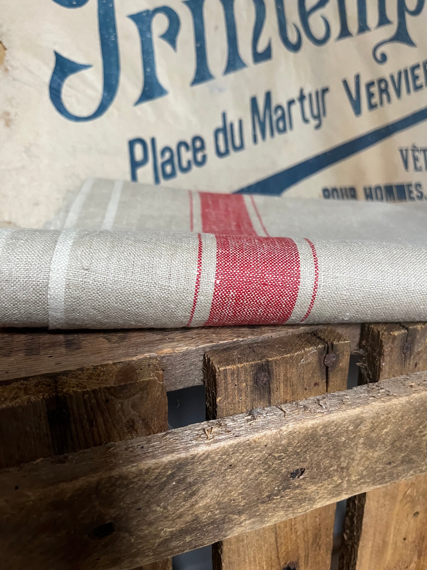 Breites Mangeltuch aus altem schwerem Leinen mit roten Streifen 2,55 x 0,9