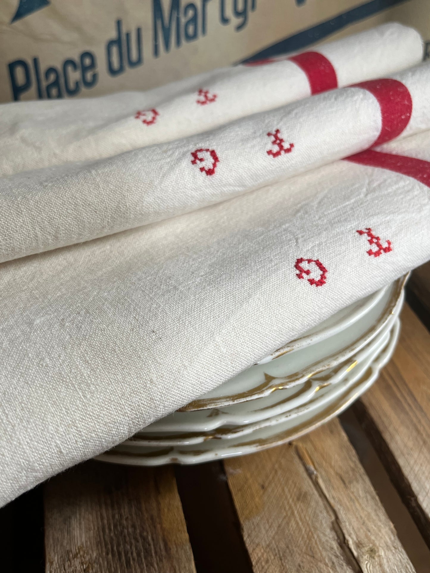 Set: 2 französische Leinentücher mit roten Streifen und Monogramm
