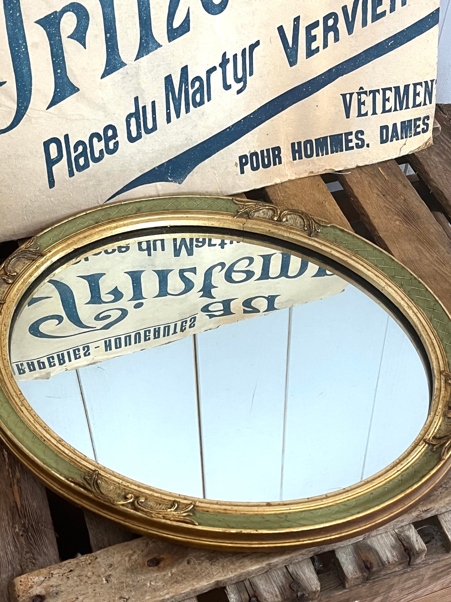 Alter florentinischer Spiegel schwer und mit Stuckrahmen