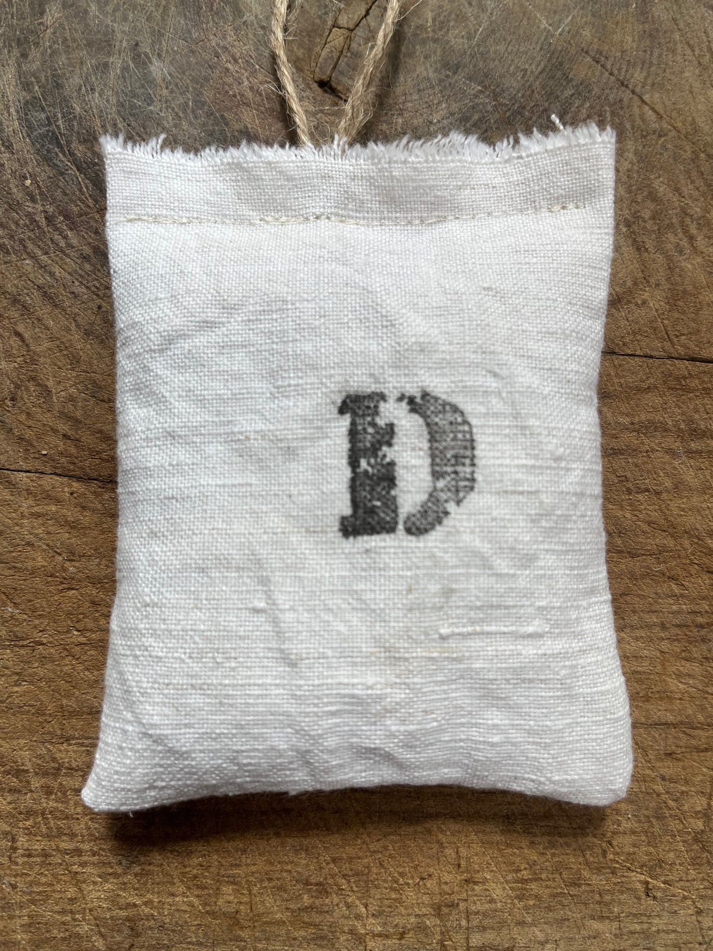 Monogramm Lavendelkissen aus Bauernleinen