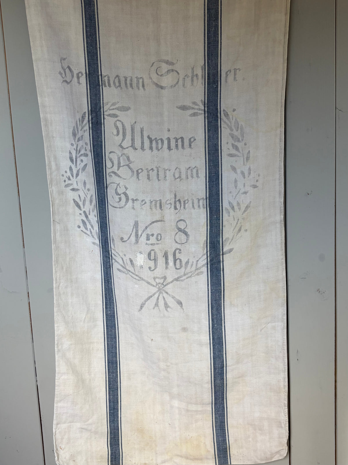 Prachtstück: sehr großer Leinensack mit blauen Streifen und original Aufschrift 132 x 62