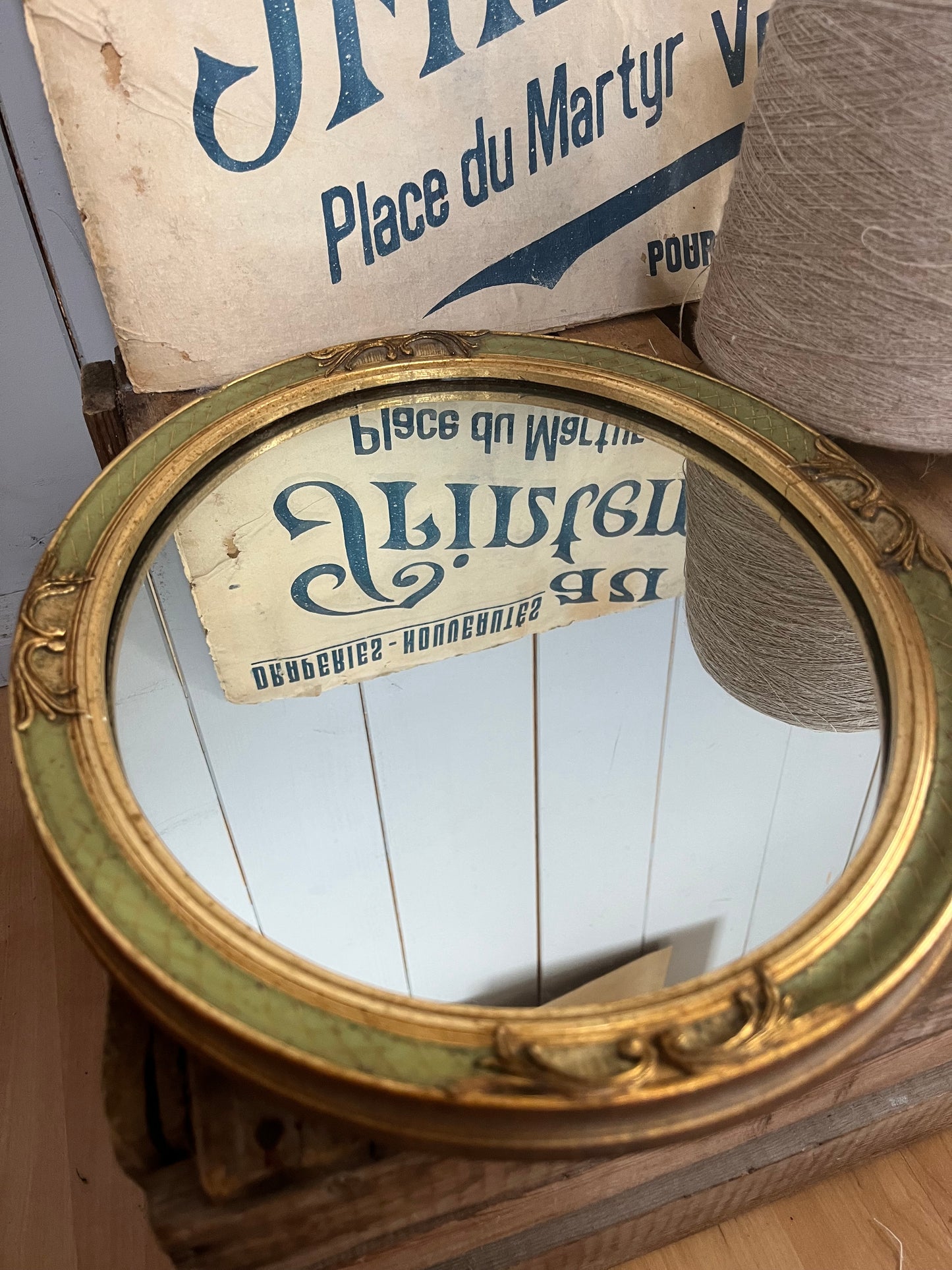 Alter florentinischer Spiegel schwer und mit Stuckrahmen