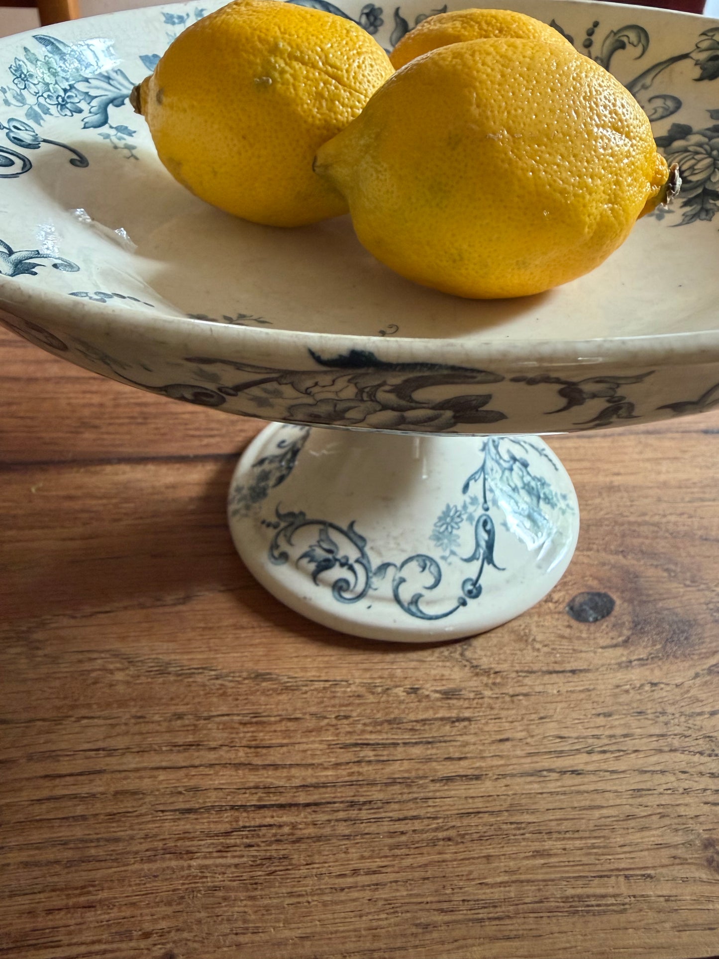 Bildschöne französische vintage Etagere blau-weiße Keramik