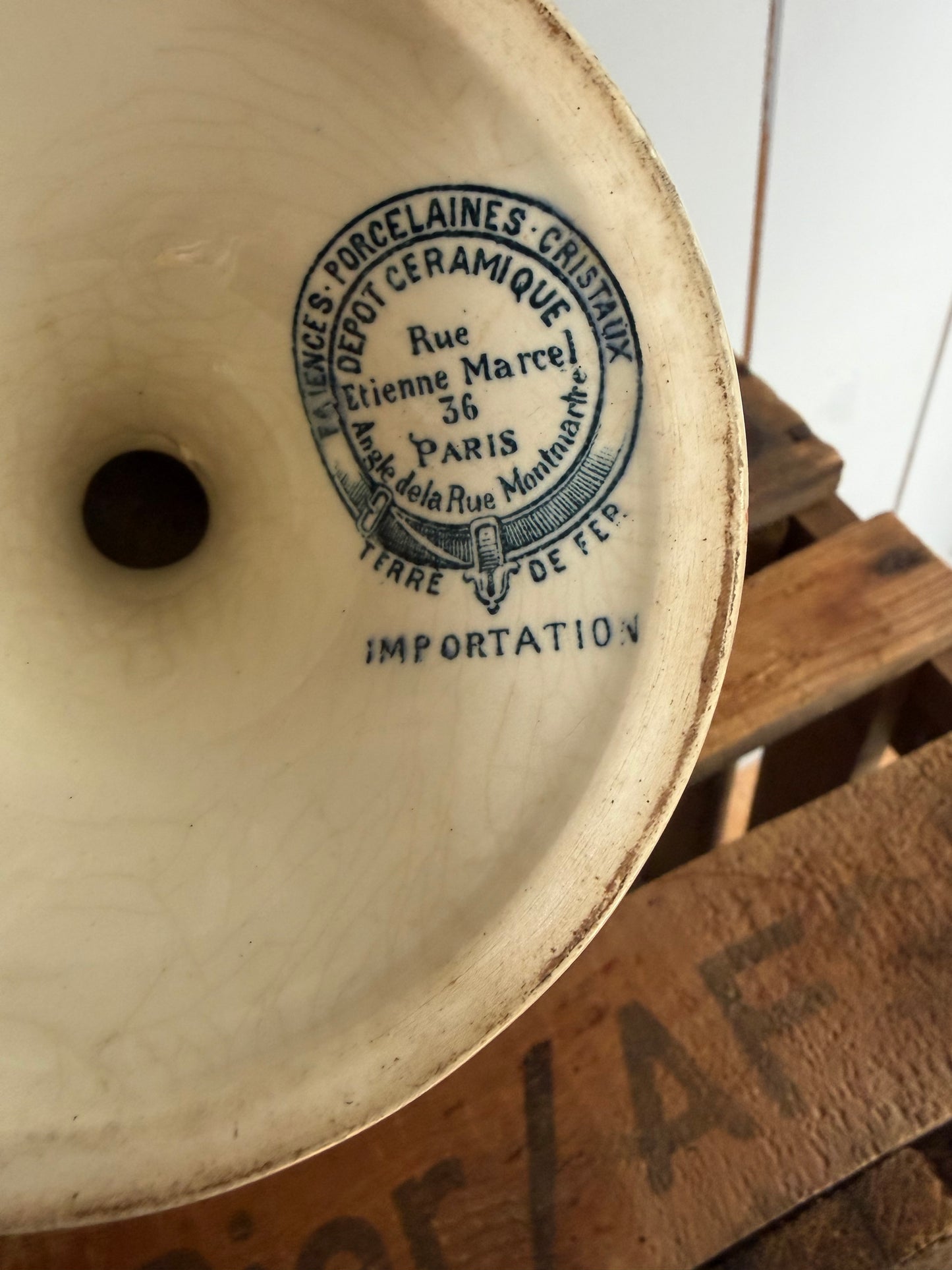 Bildschöne französische vintage Etagere blau-weiße Keramik