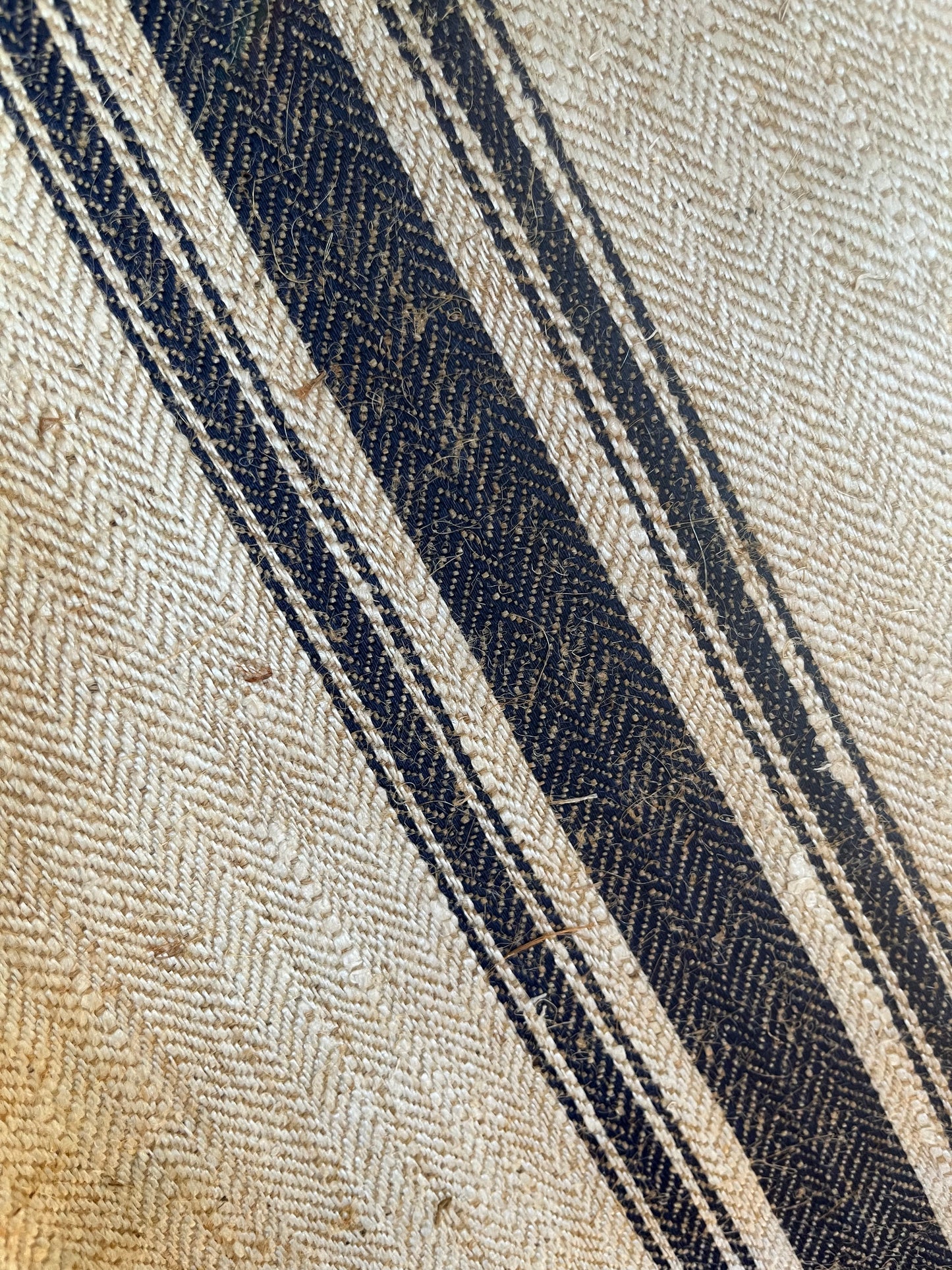 Unbenutzter alter Leinensack mit blauen Streifen und Fischgrätwebung 136 x 50