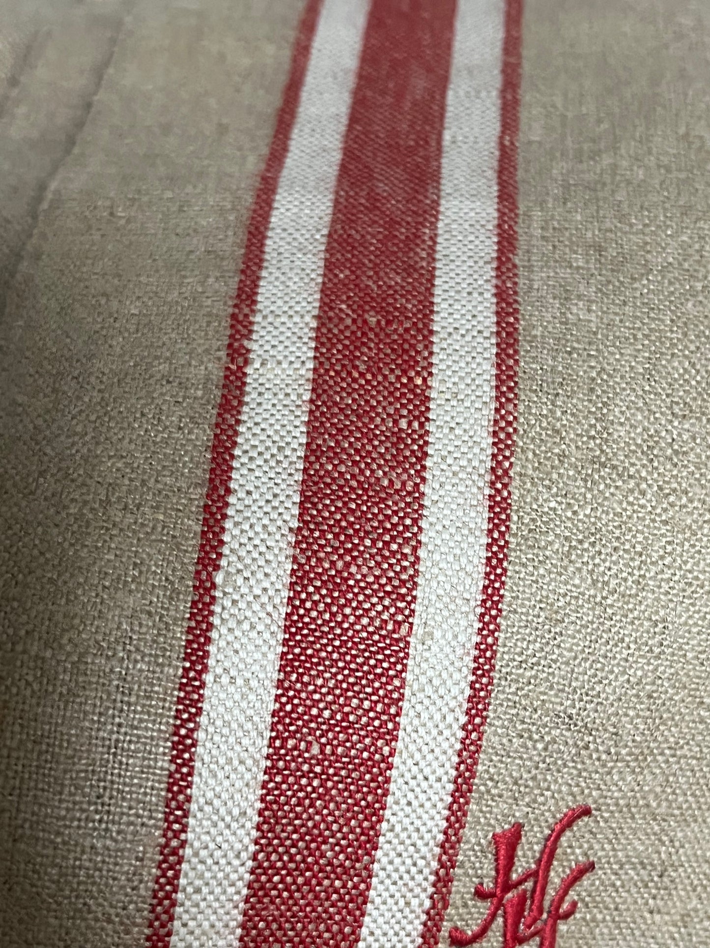 Großes Mangeltuch aus altem schwerem Leinen mit roten Streifen und Monogramm 3 x 0,90