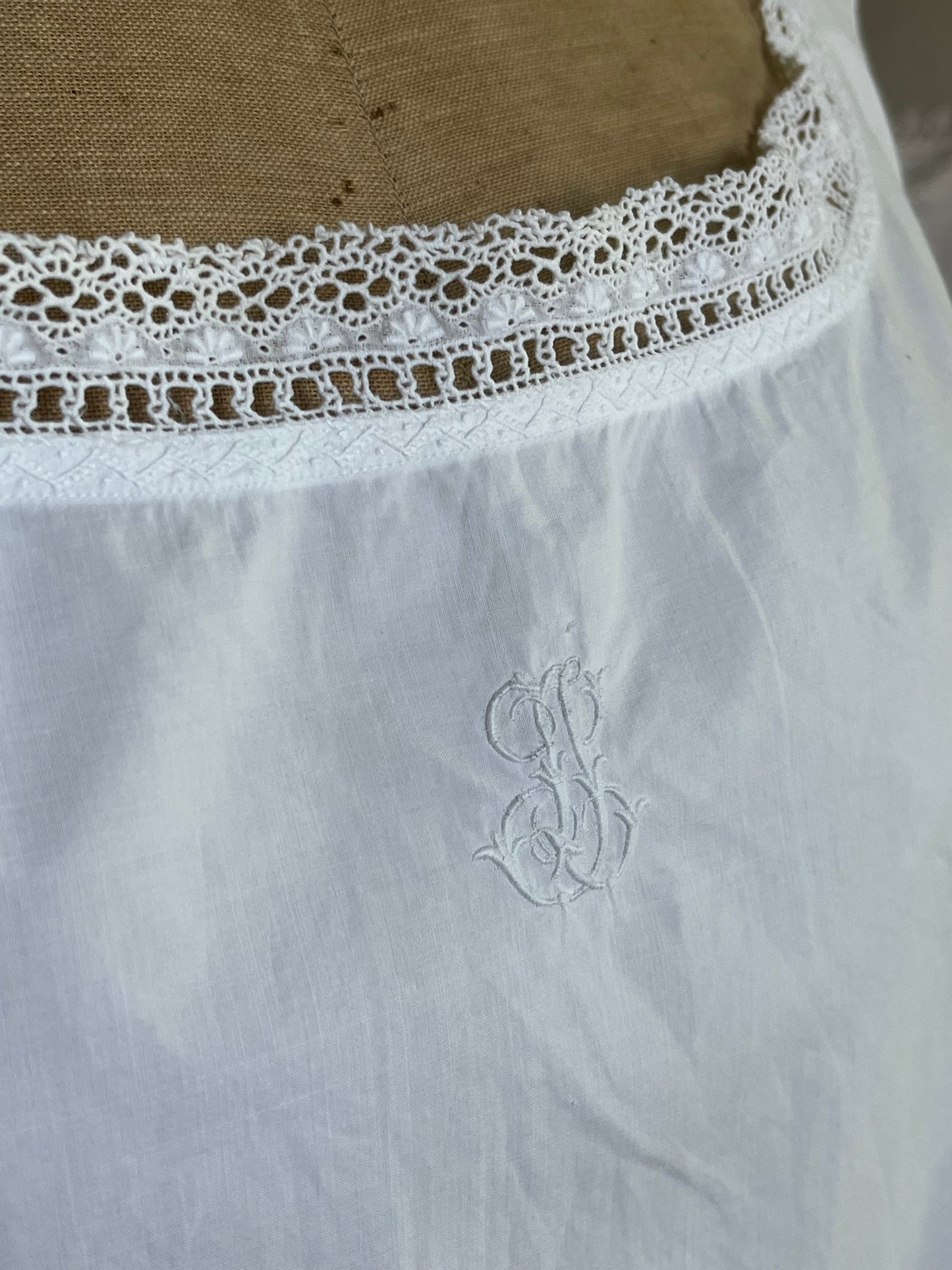 Romantisches Kleid aus Frankreich mit Spitze, Monogramm und Kleinen Mängeln