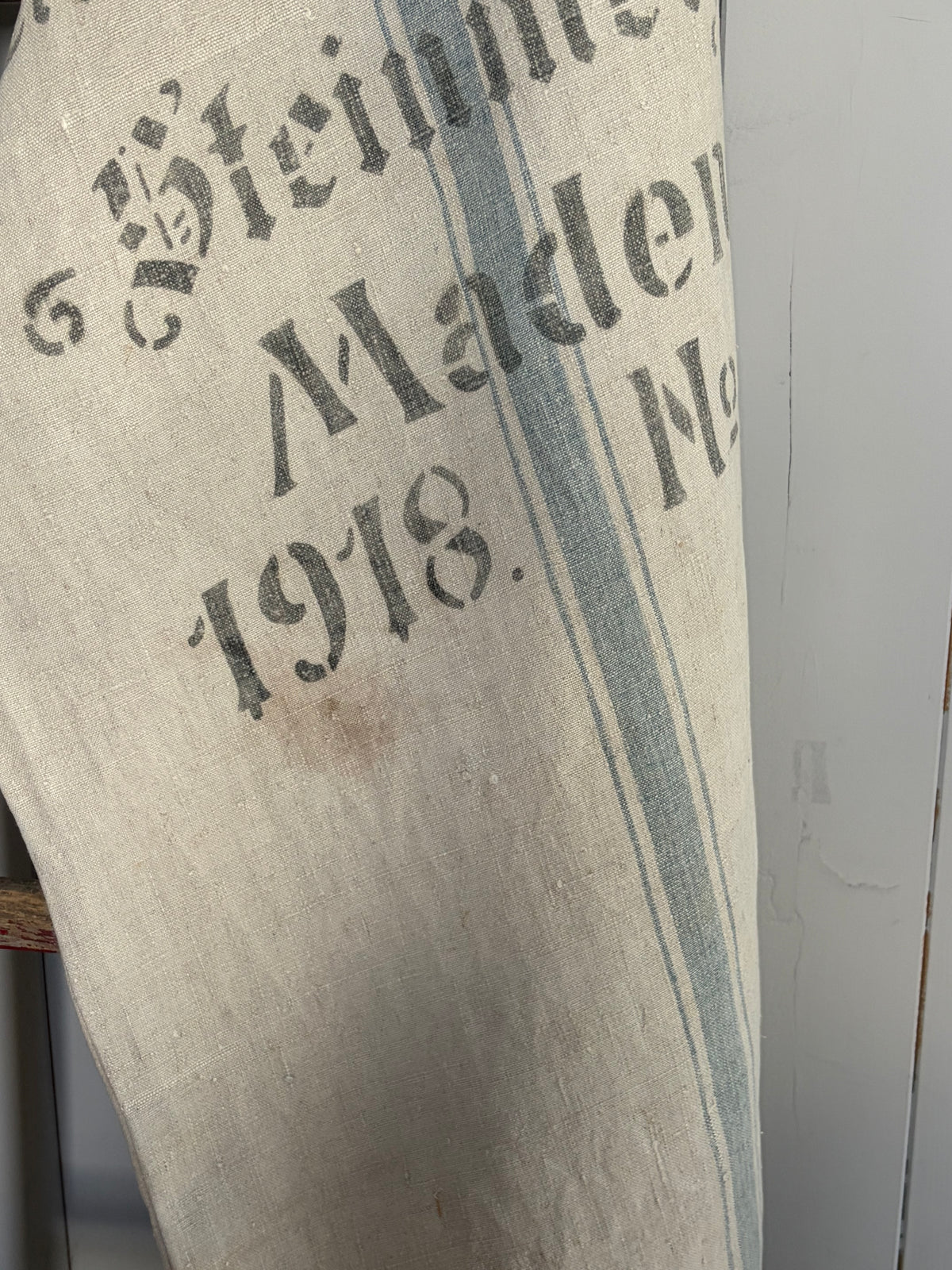 Prachtstück: sehr großer Leinensack mit blauen Streifen und original Aufschrift 140 x 60