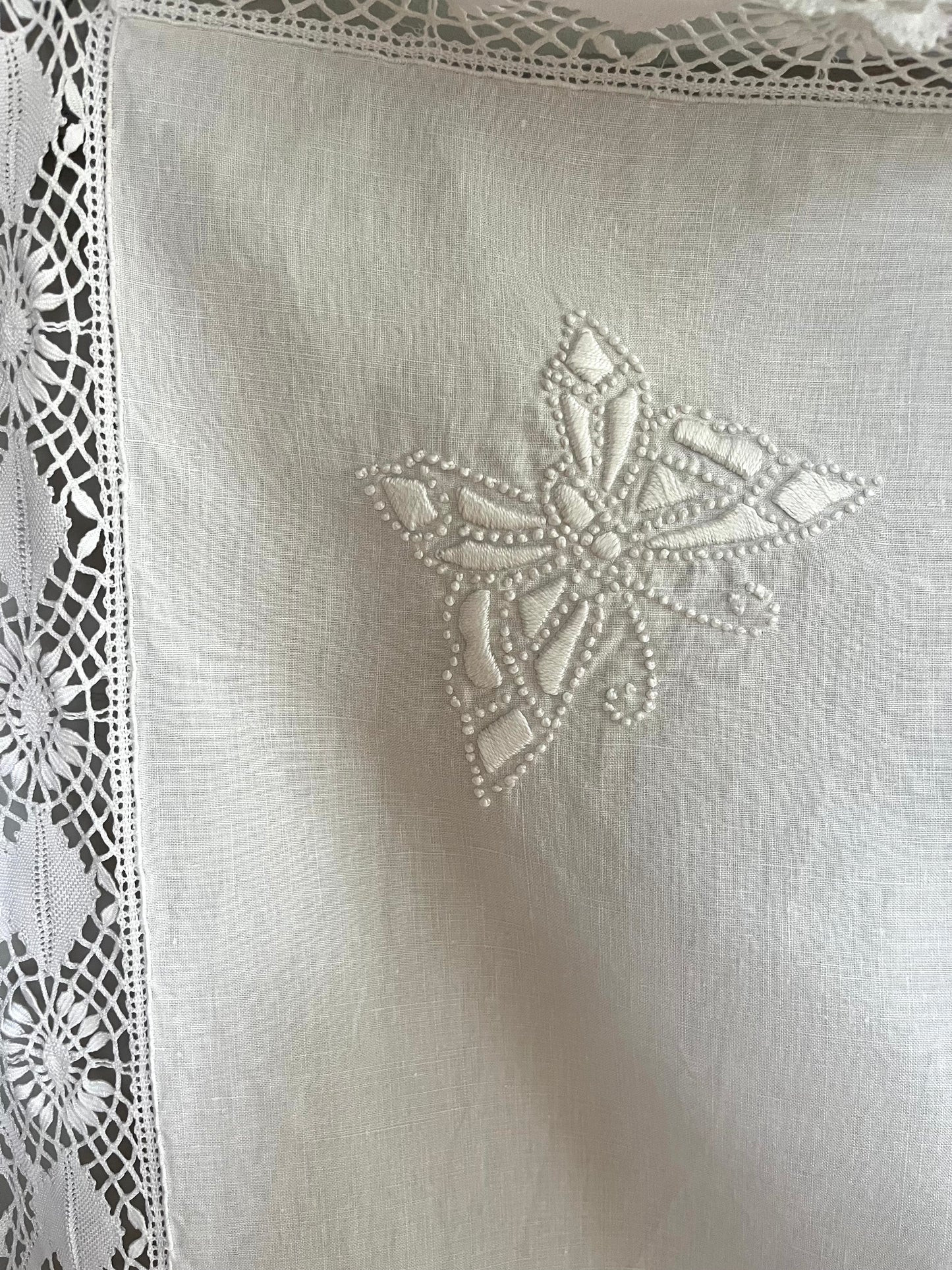 Feinste Leinendecke mit hervorragender Weißstickerei und Filetborte 126 x 120