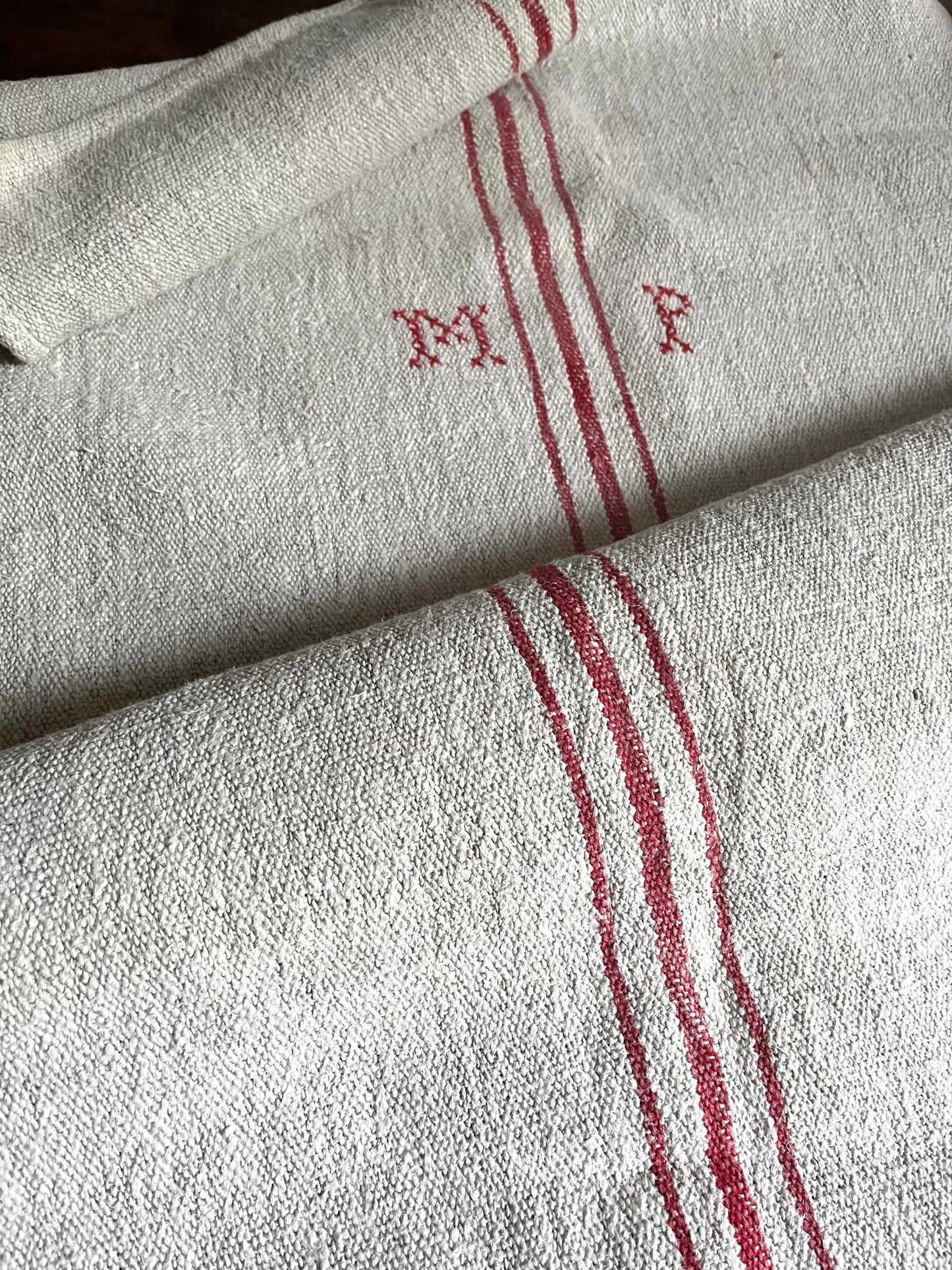 Schwerer Kornsack aus Hanf 118 x 53 roter Mittelstreifen Monogramm