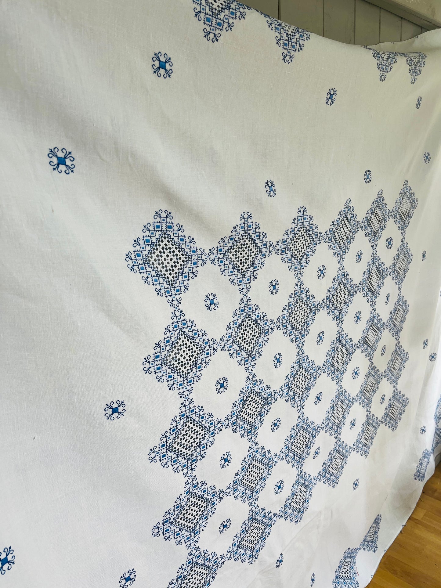 Viel Handarbeit in Blau/Weiß: Große Leinendecke in bestem Zustand 190 x 150