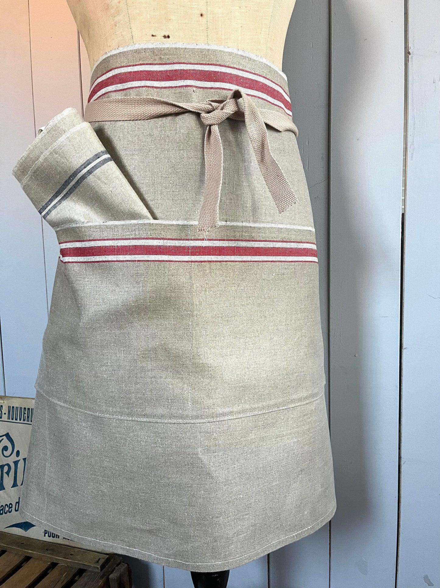 Schürze aus Leinen mit roten Streifen und Tasche