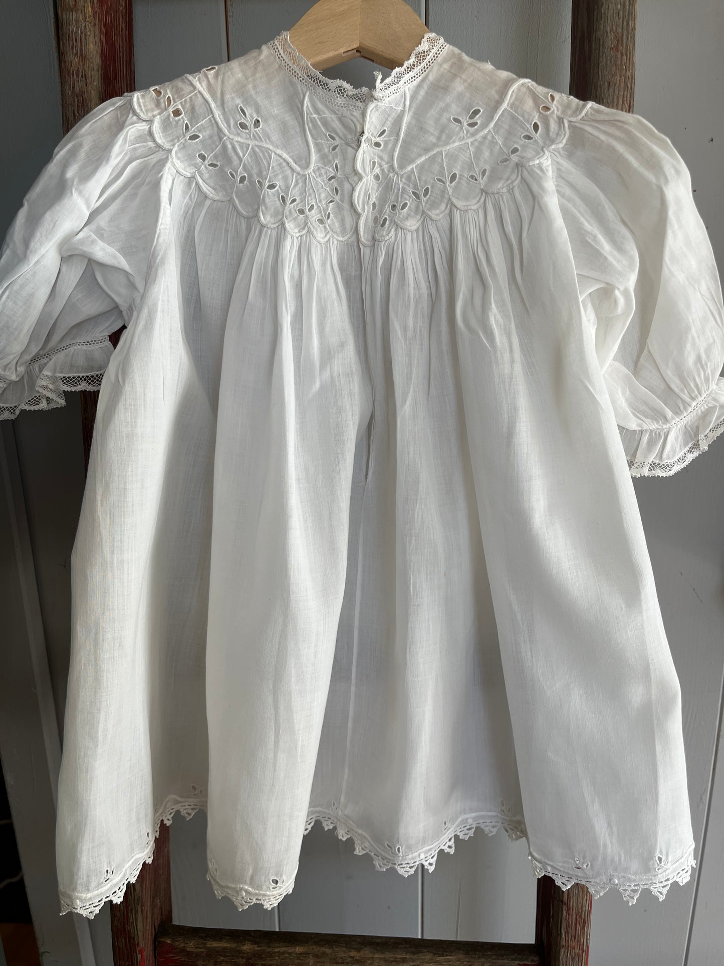 Für Mademoiselle: feines Kleid mit Blüten und Spitze