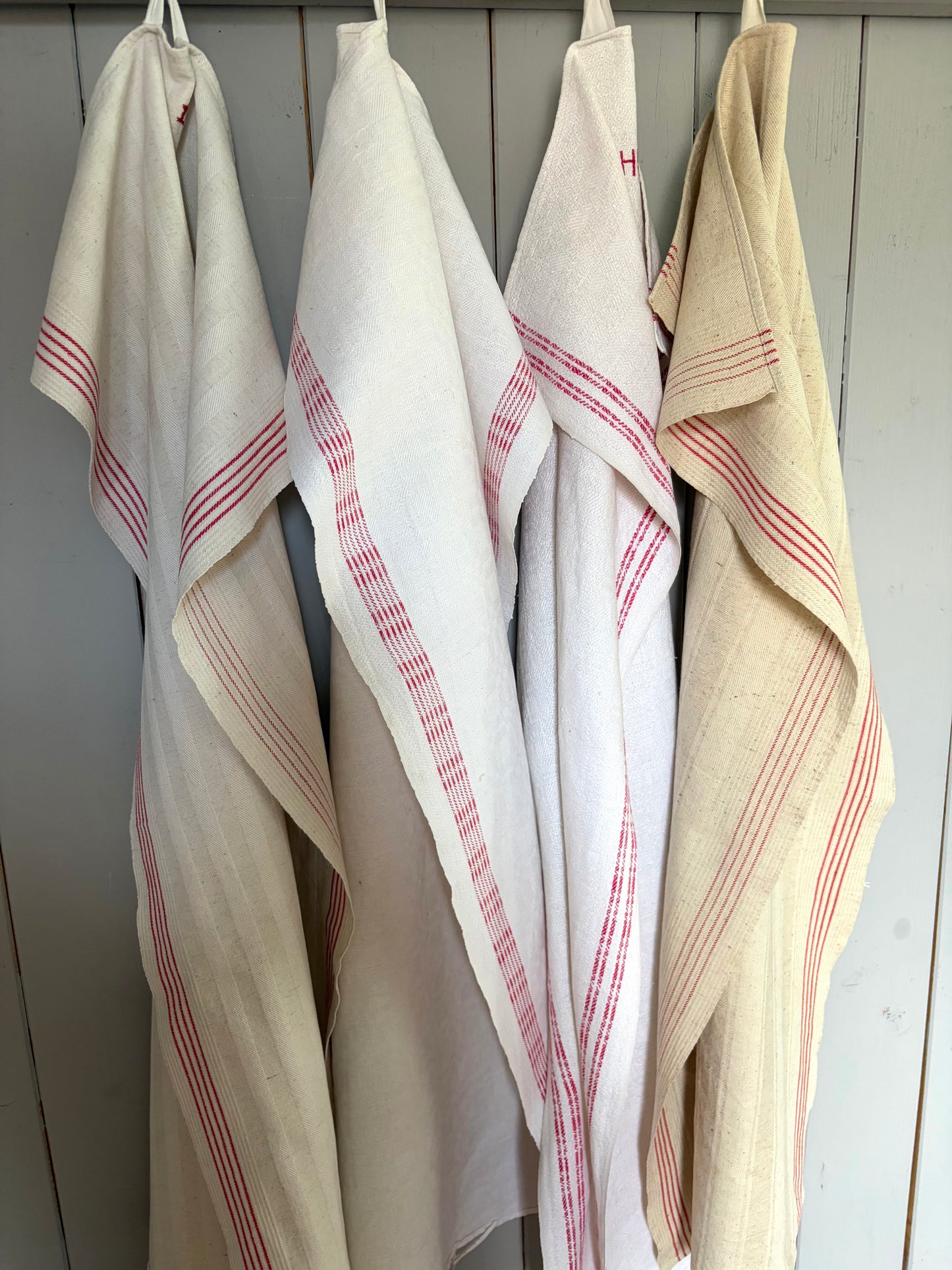 Set: 4 große Vintage Leinentücher mit roten Streifen