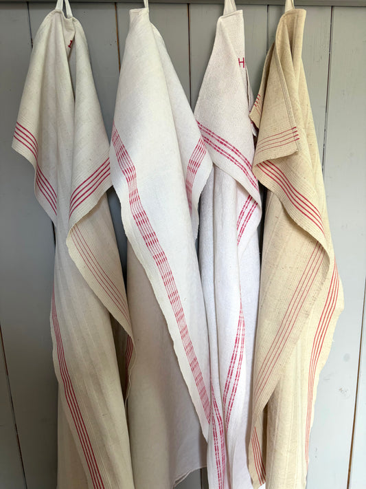 Set: 4 große Vintage Leinentücher mit roten Streifen