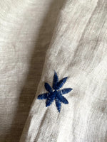 Load image into Gallery viewer, Just a Throw…Überwurf, Decke, Plaid aus naturfarbenem Leinen mit blauer Blüte
