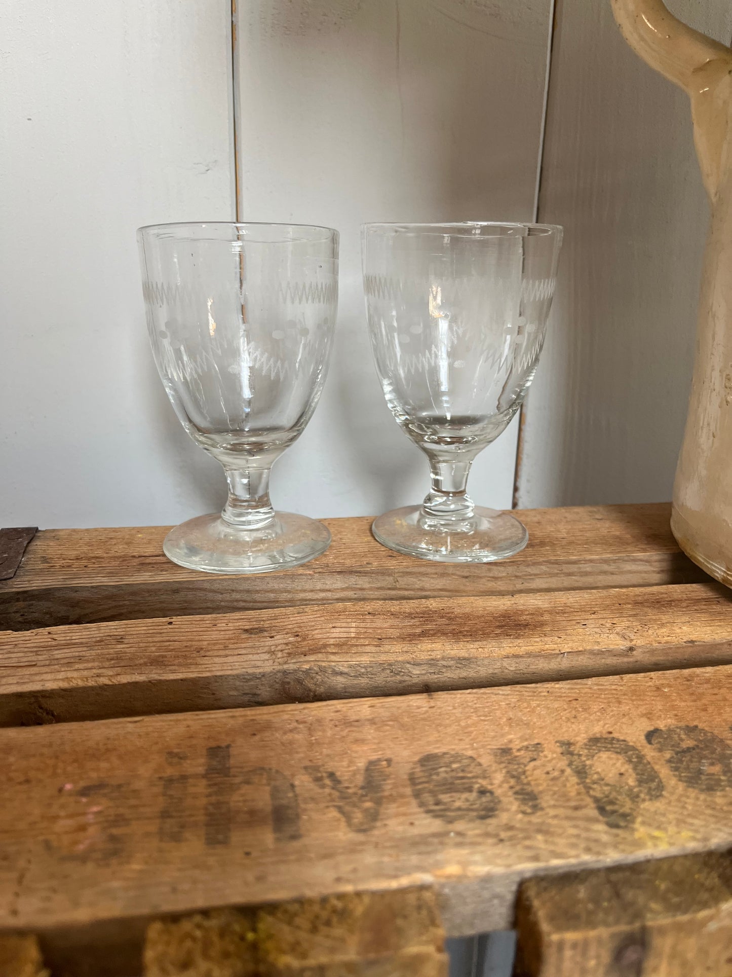 2 französische alte Bistro Gläser für Aperitif mit Schliff