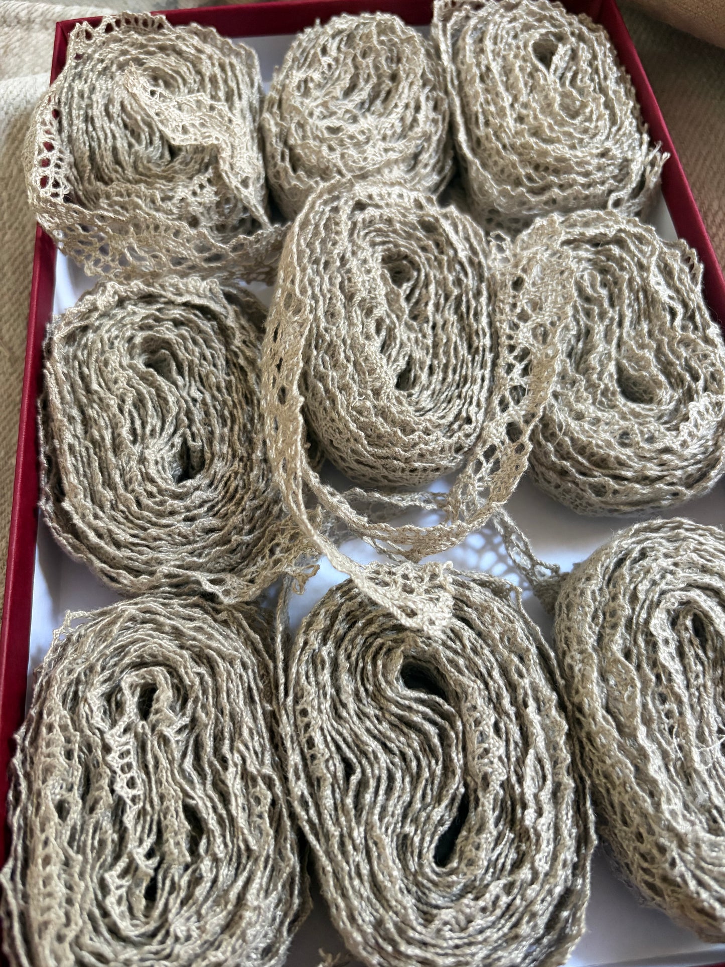 Feine Spitze aus Leinen - 36 Meter in 9 Ballen im Karton