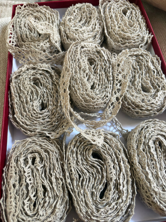 Feine Spitze aus Leinen - 36 Meter in 9 Ballen im Karton