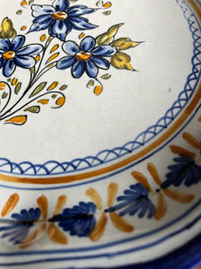 Spanischer Keramikteller mit Blüten