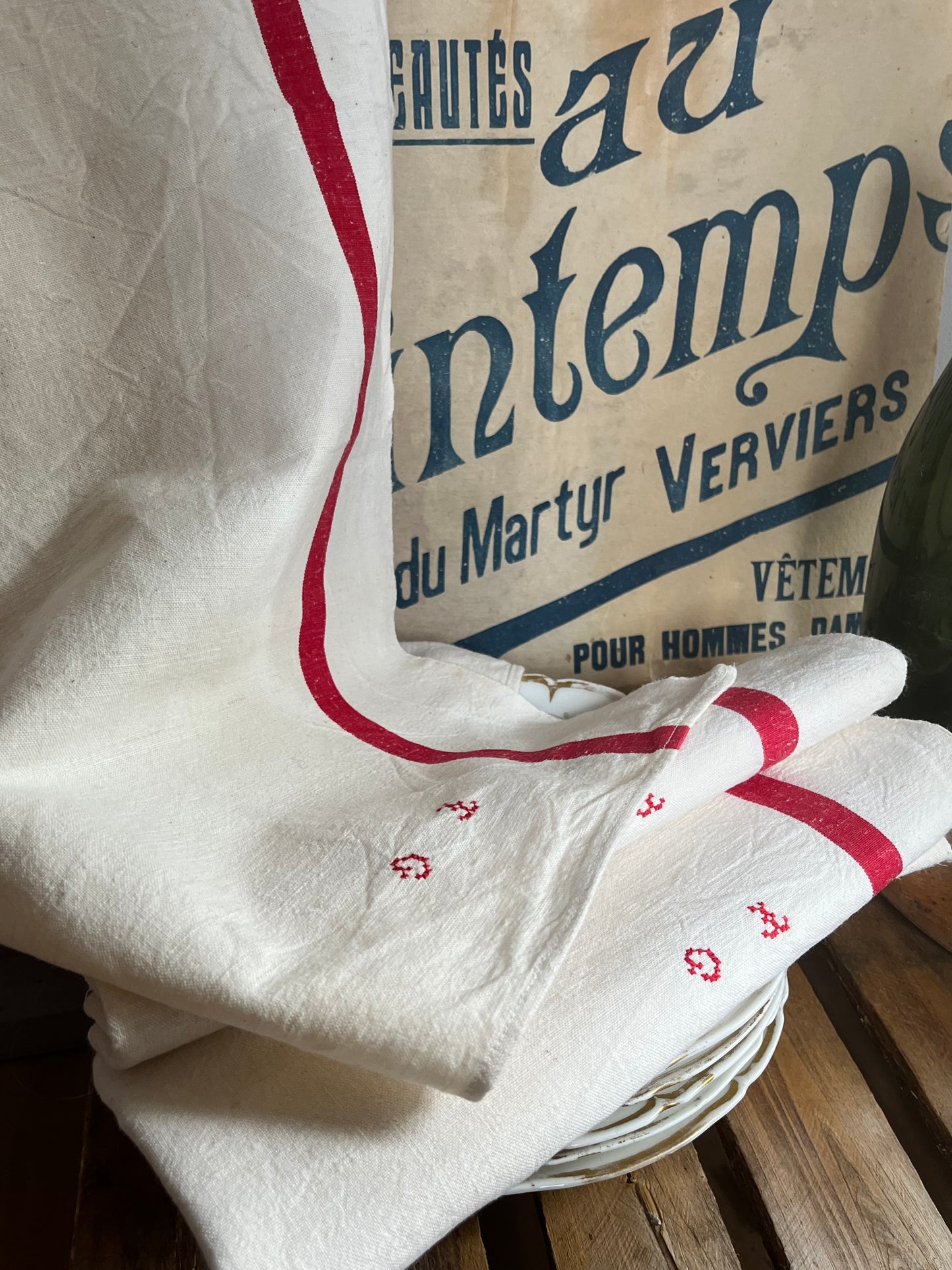 Set: 2 französische Leinentücher mit roten Streifen und Monogramm