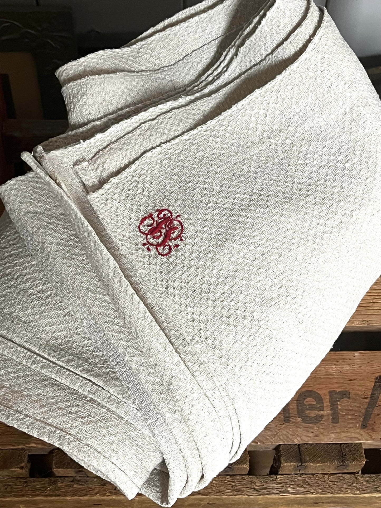 Bildschönes Bauernleinen-Tuch mit Struktur und Monogramm 153 x 153