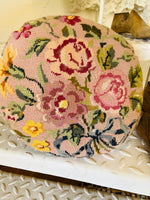 Load image into Gallery viewer, Runde Sache: Kissen aus alter Gobelinstickerei mit Blüten
