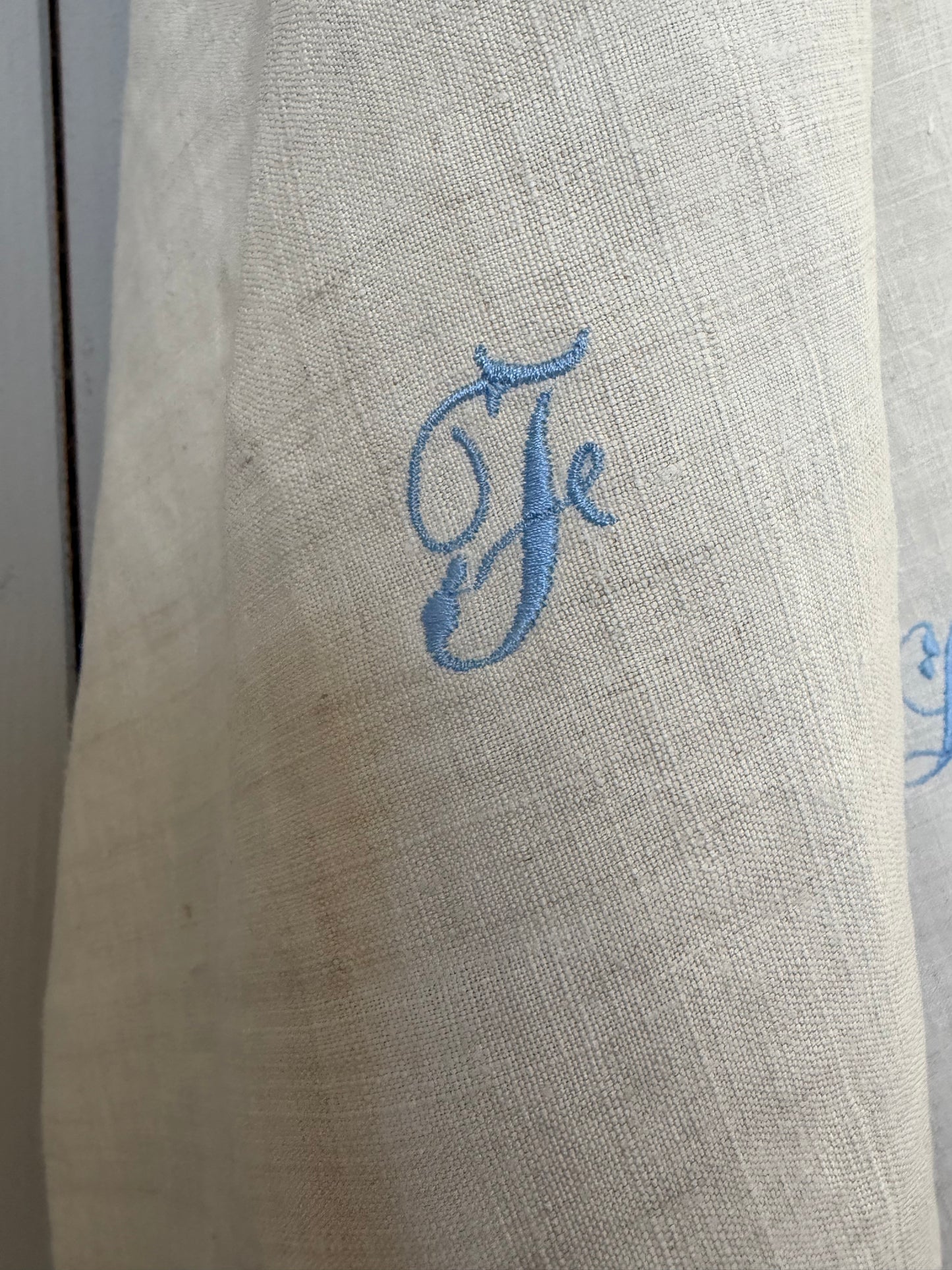 Großes Monogramm- Tuch aus schwerem, altem Leinen mit eingesticktem Initial