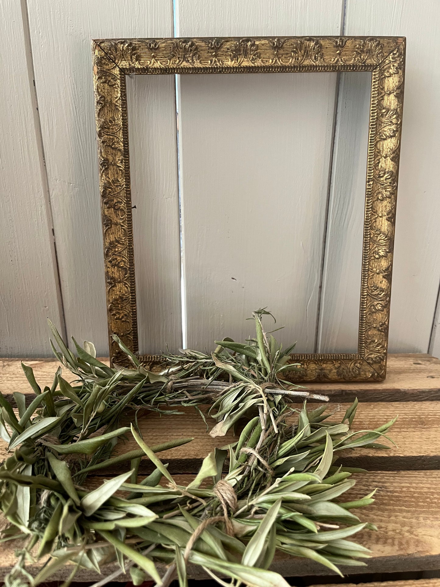 Antiker Goldrahmen mit Stuckarbeit aus Frankreich