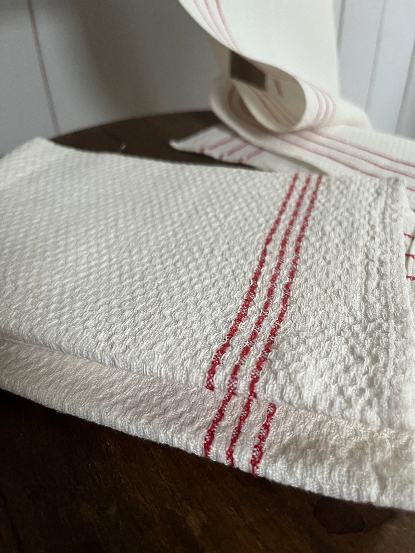 Großes Tuch aus Bauern Leinen mit Struktur 98 × 43 cm, Monogramm und rote Streifen