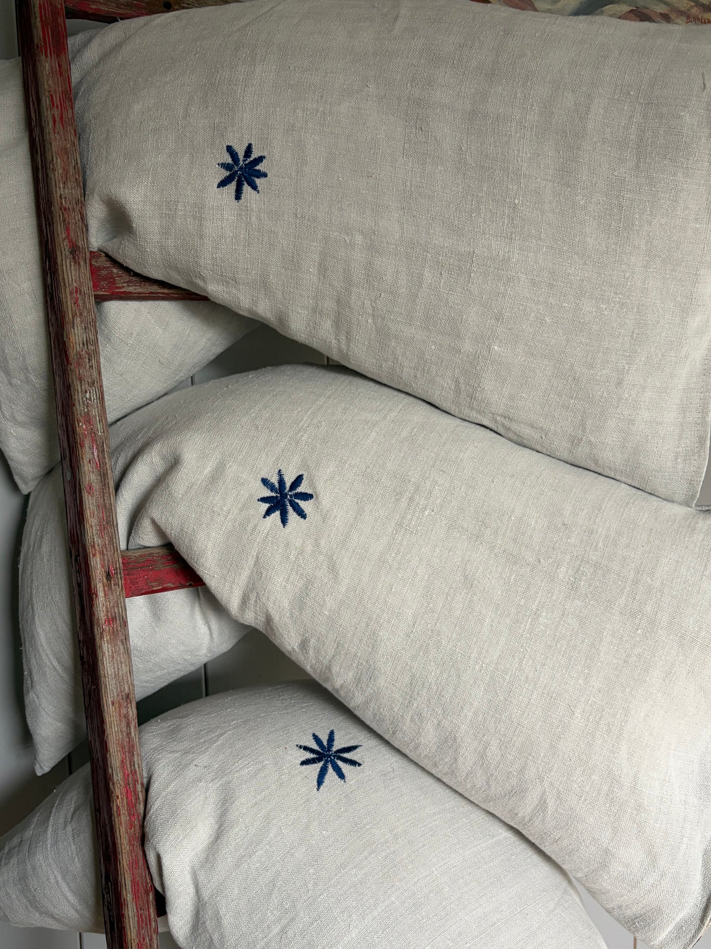 XL Kissenbezug altes Leinen mit blauen Streifen und Blüte 80 x 40